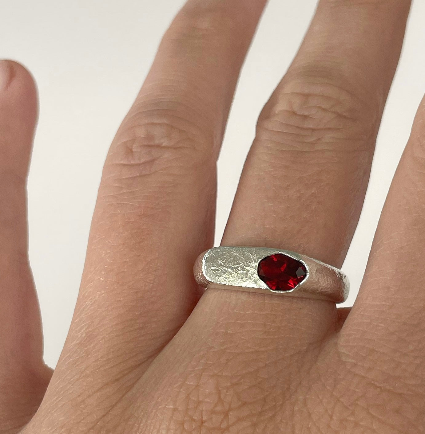 SANGRIA SIGNET RING