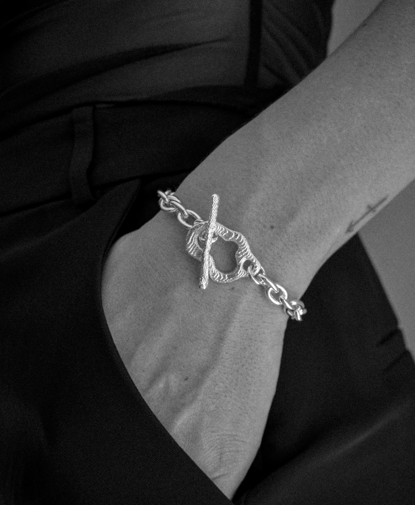 IRREGULAR TOGGLE CHAIN BRACELET