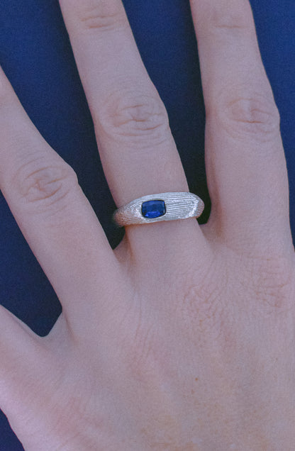 SAPPHIRE SIGNET RING