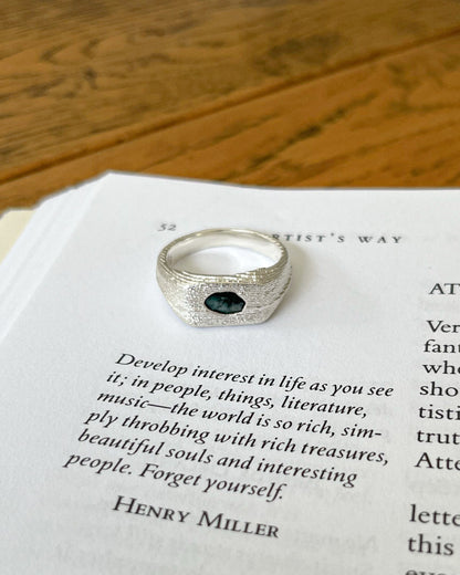 EMERALD RECTANGLE SIGNET RING